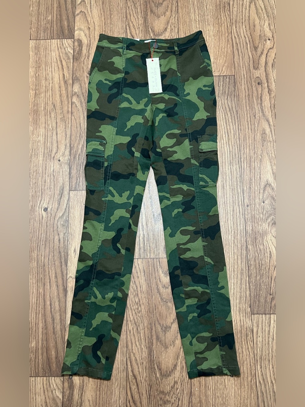 NWT Alice+Olivia Women's Camo Girl Skinny Cargo Pants Size 0 (26x30)